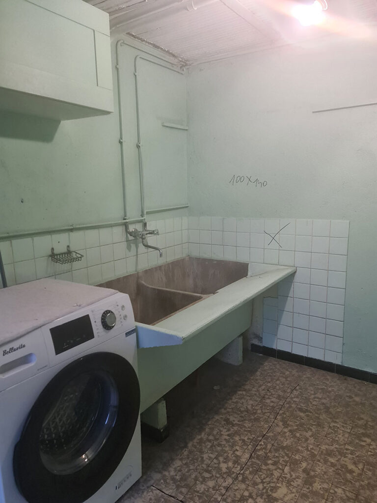 État initial du sous-sol avant l’installation d’une salle de bain PMR.
