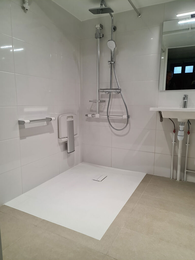 Éclairage optimisé avec spots IP65 pour une salle de bain PMR fonctionnelle.