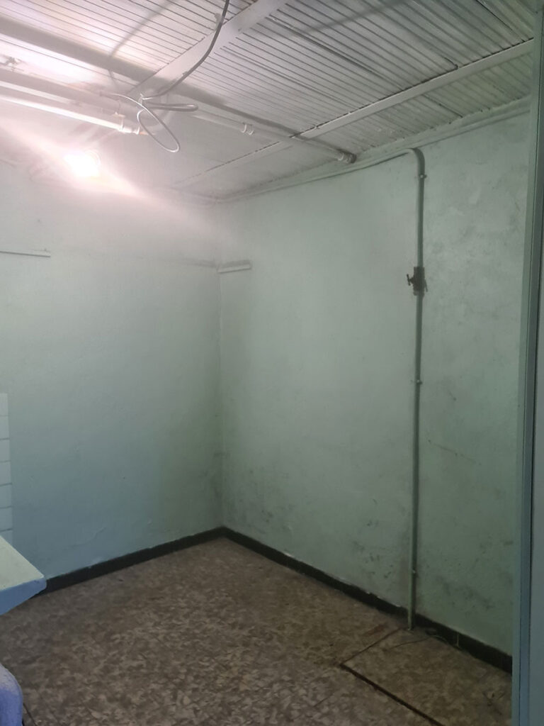 Espace avant travaux pour la création d’une salle de bain PMR adaptée.