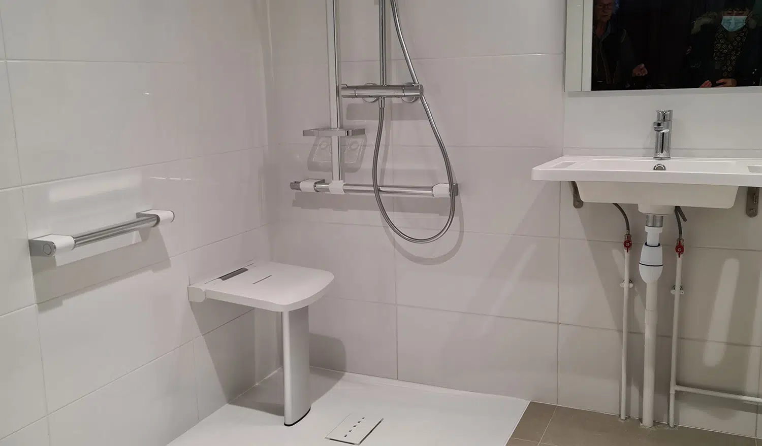 Salle de bain accessible avec douche adaptée