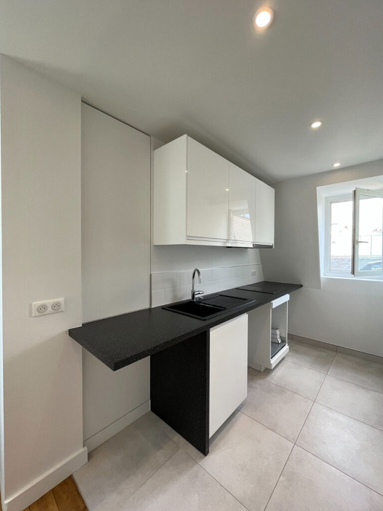 Aménagement d’une cuisine moderne dans un appartement parisien par TEOBAT