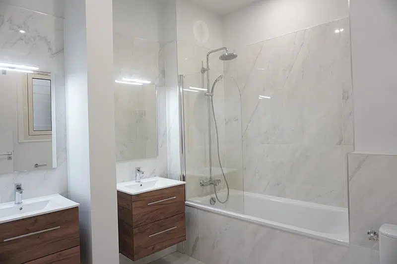 Salle de bain moderne avec baignoire et meuble bois