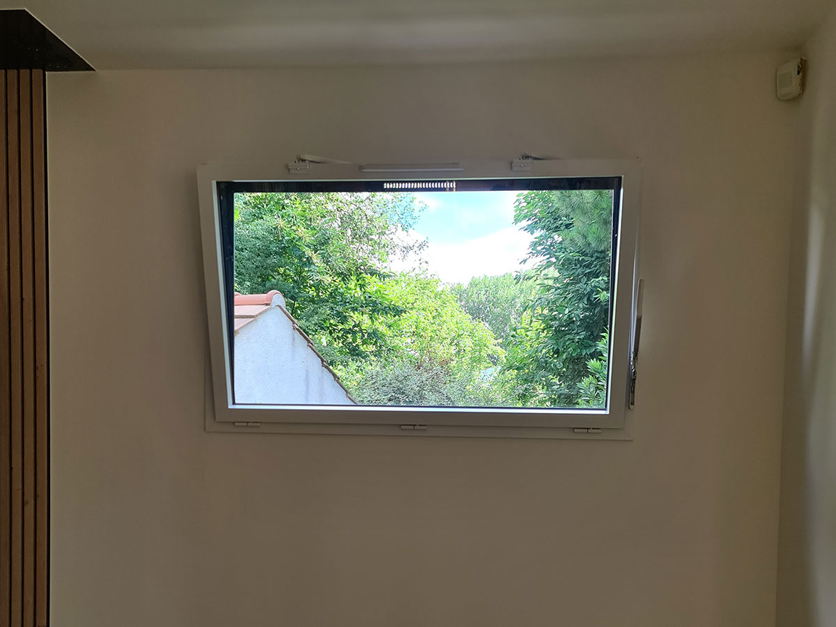 Fenêtre à soufflet installée dans un mur pignon après création d'ouverture à Saint-Fargeau-Ponthierry par TEOBAT