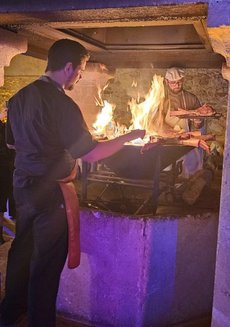 Cuisine au feu de bois par deux personnes.
