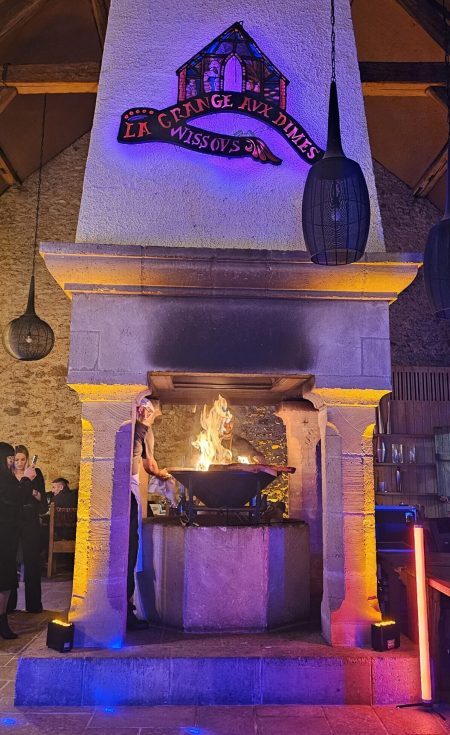 Cheminée en pierre avec feu allumé.