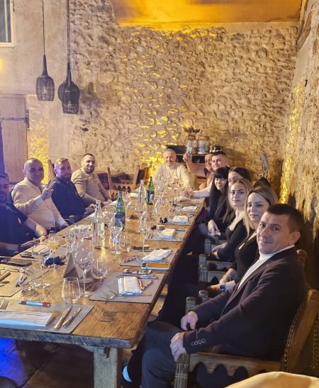 Groupe de personnes à table dans un restaurant rustique.
