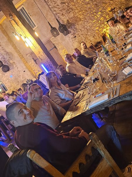 Groupe de personnes dînant dans un restaurant rustique.